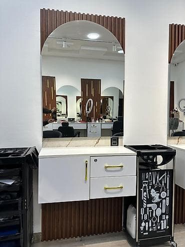 salon mebeleri: Salon guzgusu yep yenidir 3 ayin mebelidi.Son 1 eded qalib ona gore — 1