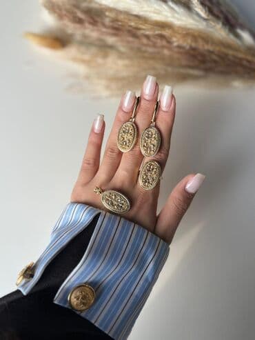 Dəstə daxildir: Üzük, Sırğa, Sarı qızıl