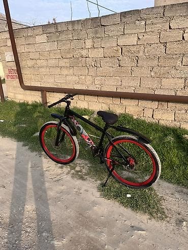 Şəhər tipli velosiped - Rəng: qara gövdə, qırmızı halqalar və qrafika
