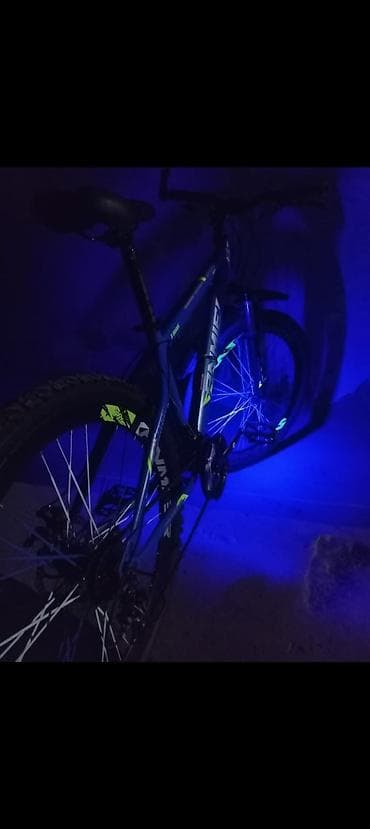 Dağ/şəhər tipli velosiped - Rəng: mavi gövdə, neon-sarı aksentlər - — 1