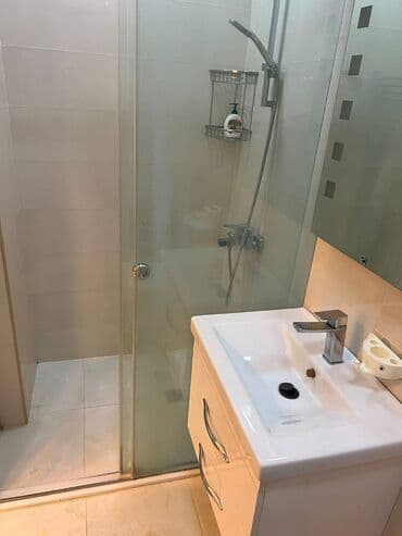 ag seher: Şəhərin mərkəzində, Səbayil rayonu, Neftçılər prospektində, Kukla — 5