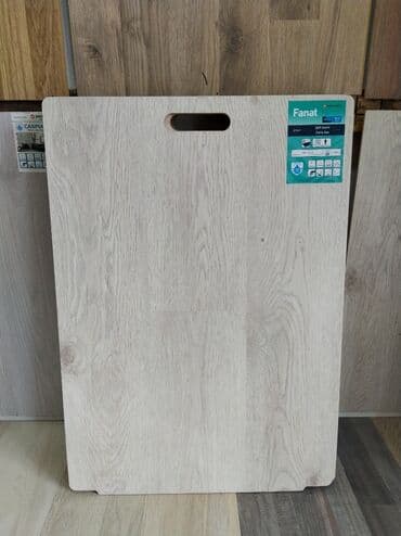 Ламинат: Fanat markalı, açıq rəngli laminat döşəmə nümunəsi. Taxta effektli — 1