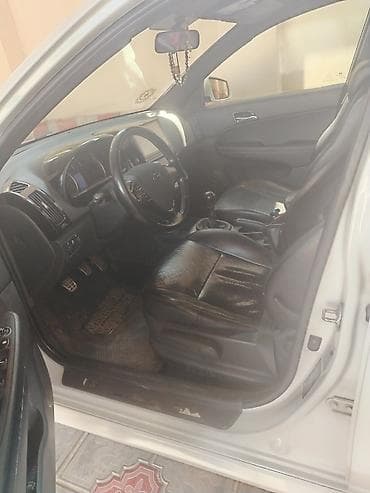 hyundai elantra 2012 model: Hyundai i30 Sport, ağ rəngli hetçbek. Xüsusiyyətlər və dizayn: - Ailə — 8