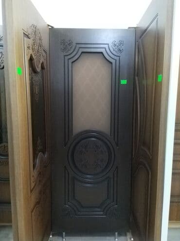 Otaq qapıları: Fərqli dizaynlarda və rənglərdə olan qapıların çeşidləri. Hər bir qapı