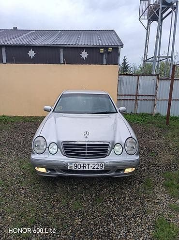 Mercedes-Benz E-Class: 2.4 l | 2000 il Sedan