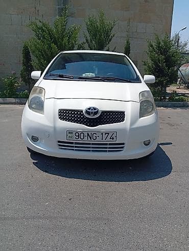 avto 444: Toyota Yaris hatchback (ağ rəng). Şəhər içi üçün sərfəli və rahat — 4