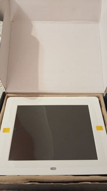 Ağ rəngdə proyeksiya aparatı - Ekran: təxminən 9–10 düym, sensorlu -