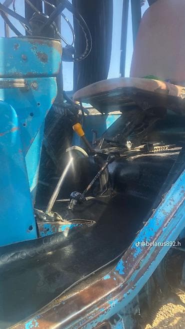 masin salonu: Belarus MTZ traktoru - Rəng: mavi, kabinli versiya - Ön və arxa iri — 10