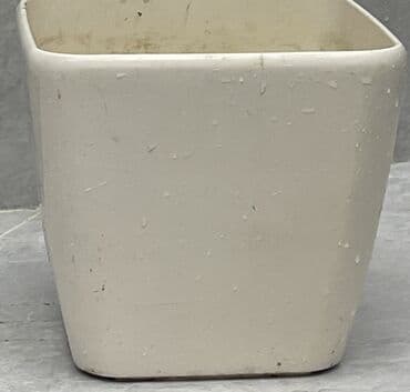 ətirşah bitkisi: Ağ rəngli kvadrat formalı güldan/qazanın. Minimalist dizayn, yumşaq — 1