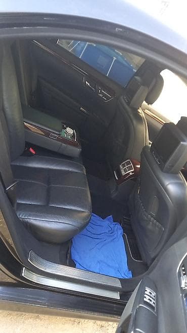 mercedes benz cl class: Mercedes‑Benz S-Class sedan (W221), qara rəng, V12 emblemli. Xarici — 8