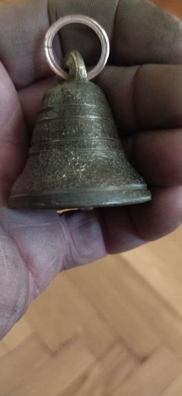 Metal zəng – kiçik ölçülü, klassik konus formalı.əntiq bürünc zınqırov