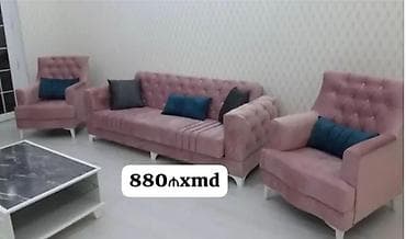 Pudra-çəhrayı rəngdə yumşaq məxmər/parça dəri toxumasına malik mebel