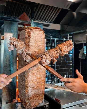 dönər əti sifarişi: Məhsul: Odun közündə bişən ət dönər Xüsusiyyətlər: - Şaquli şişdə — 6