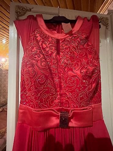 duxular ve qiymetleri: Əlimdə müxtəlif model toy və nişan paltarları var. Hamısı səliqəli — 3