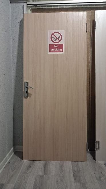 Taxta teksturalı daxili qapılar – müxtəlif açıq bej və açıq ağ palıd