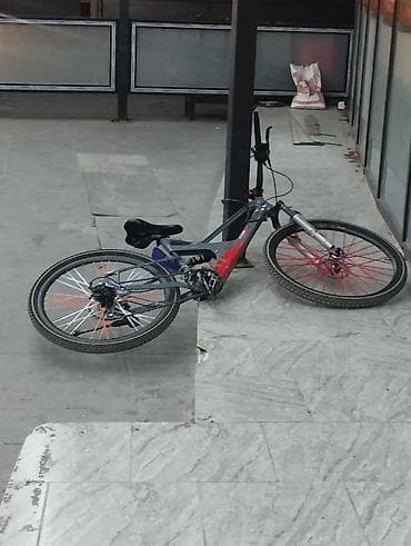 Şəhər/dağ tipli velosiped - Rəng: boz-qırmızı çərçivə, qırmızı şpilli