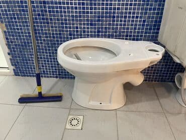 tualet ucun unitaz: Ağ rəngdə, keramika materialdan hazırlanmış unitaz. Bu model tualet — 1