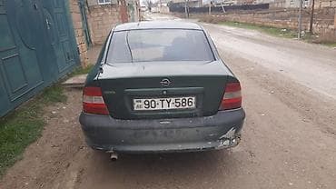 07 ucuz: Opel Vectra sedan, tünd yaşıl rəng. Benzinlə işləyən, ön ötürücülü, 4 — 4