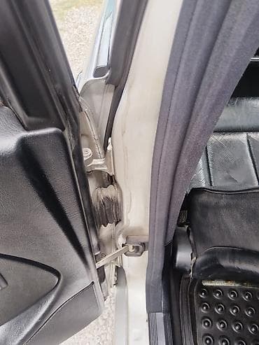 on lip: Mercedes-Benz 240: 2.4 l | 1998 il — 7