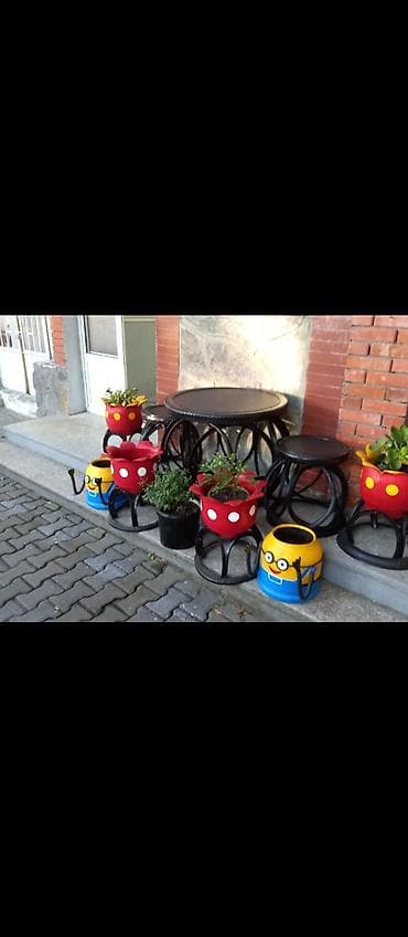 plastik su baki: Rəngarəng dekorativ çiçək dibçəkləri və stendlər - Material — 1