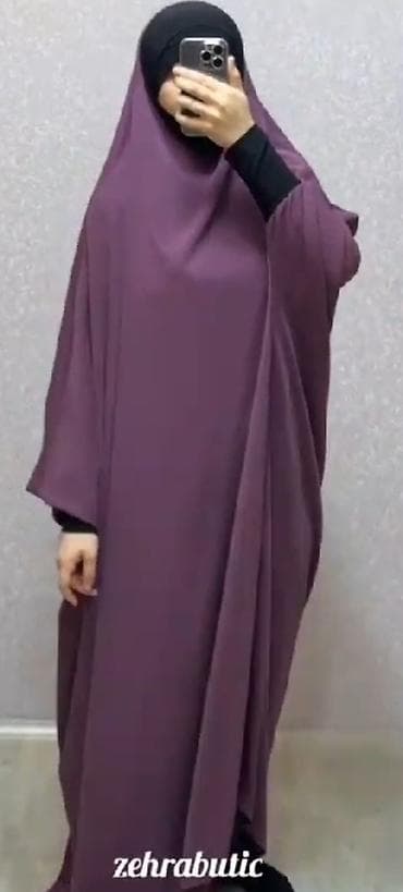 desd geyimler: Tək parça ximar – bənövşəyi tonlarda, geniş və örtücü kəsim. - Model — 2
