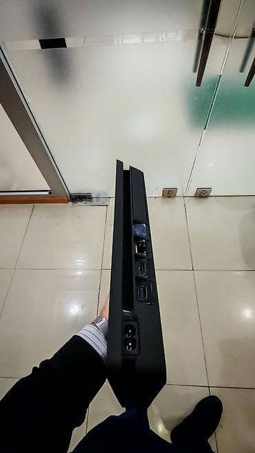 Ps 4 1 tb,ustada olmayıb,iki pultu var sistem son versiyadı,online