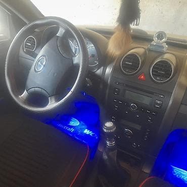 avtomobil satiwi: Great Wall Hover H3, ağ rəngli, 7 yerlik SUV. Xüsusiyyətlər: - Geniş — 10
