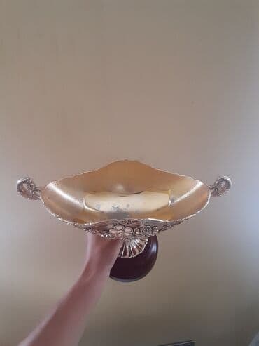 qend qablari: Konfet qabi. Balaca deyil, orta olculudu. Unvan : Montin (catdirilma — 2