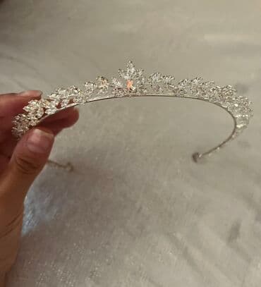Aş qazanı: Zərif tac dizaynı ilə göz oxşayan, gümüşü rəngli qadın tacı. Parlaq — 2