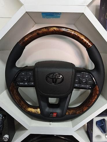 Toyota sükan çarxı – ağac teksturalı dəri kombinasiyası, GR detayı -