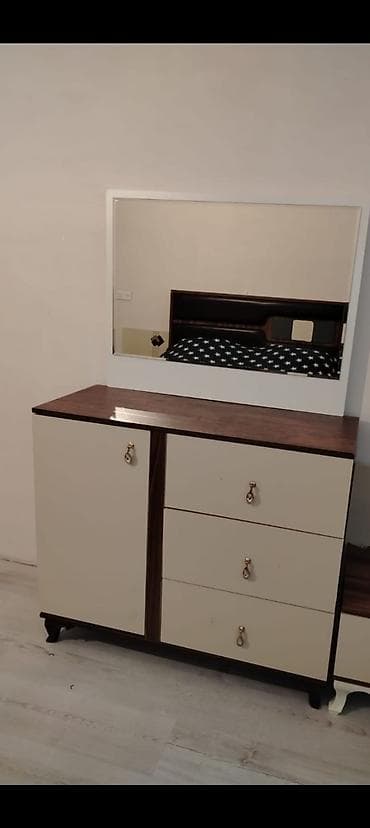 divan carpayi: İşlənmiş, Jurnal masası, Komod, Masa və oturacaqlar — 3