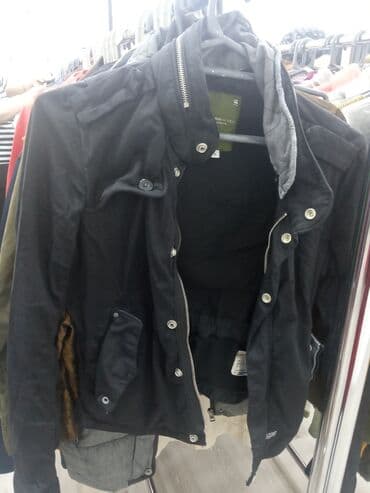 Qadın üçün qara rəngli yüngül gödəkçə. - Model: qısa kəsim, şəhər/