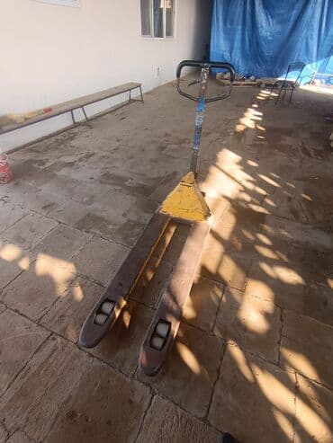 Mağaza avadanlığı: Salam qırmızı 2. 5 sarı 3.8 tonluq işlək vezyetde qiymətde razılaşmaq — 2