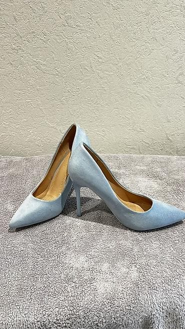 Zərif açıq mavi rəngli qadın tuflisi - Model: klassik “pointed-toe”