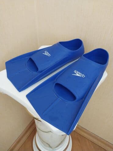 üzgüçülük papağı: Speedo firmasının istehsalı olan mavi rəngli üzgüçülük üzgəcləri. Bu — 1