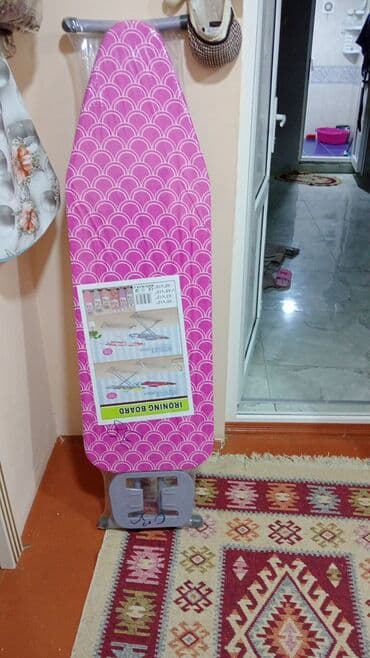 Ütü masası - Rəng/dizayn: Çəhrayı rəngli, ağ qövs naxışlı örtük - Üst