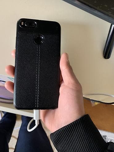 ekran telefonu: Xiaomi Mi A1, 64 GB, rəng - Qara, 
 İki sim kartlı — 2