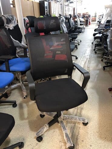 офисный стул: Новый, С колесиками, Рукояти регулируются, Ткань — 12