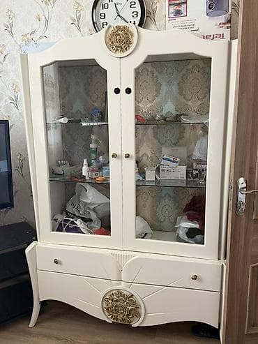 skafi: Ağ rəngli vitrin-dolab — 1