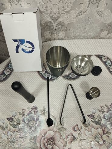 Kokteyl hazırlama dəsti – qara rəngli, paslanmayan poladdan. Dəstdə