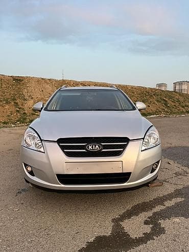 Kia Cee’d SW (universal) – gümüşü rəngdə, şəhər və ailə istifadəsi