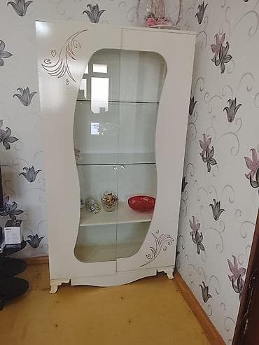 Şüşəli dolab vitrini