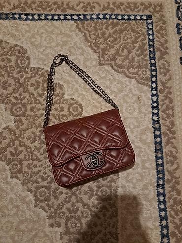 Qadın çiyin çantası, zəncirli qayışlı. - Rəng: tünd qəhvəyi/bordo -