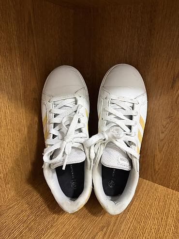 boks krasovkası: Adidas ağ rəngli idman ayaqqabısı - Model: Adidas Court/Grand Court — 2