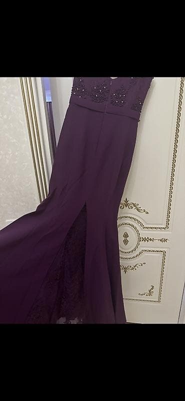 trapes salvar modelleri: Tünd bənövşəyi rəngdə, uzun ziyafət/libas. Üst hissə V dekolteli və — 2