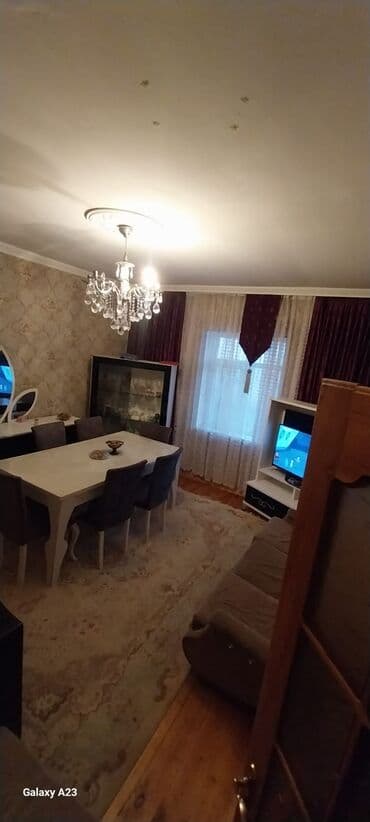 Kirayə evlər: Satılır: həyət evi - Geniş, hasarlı həyət: dəmir darvaza, betonlanmış — 8