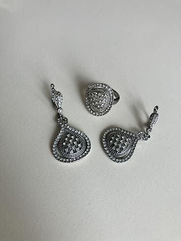 Bujiteriya - Material: gümüş rəngli metal ərinti - Bəzək: şəffaf lalafo.az -da Bujiteriya - Material: gümüş rəngli metal ərinti - Bəzək: şəffaf