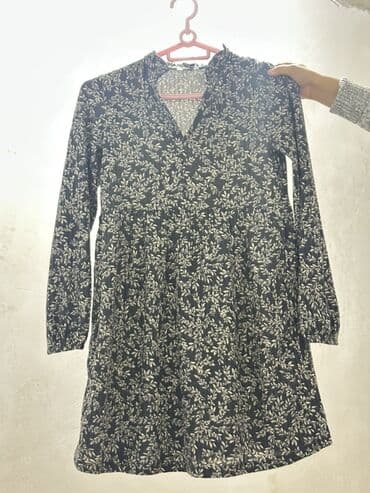 Dəstlər, kostyumlar: Qadın geyimi – naxışlı mini don - Rəng: qara fon üzərində açıq rəngli — 1