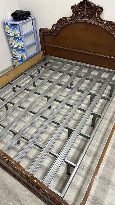 taxta əl işi: İşlənmiş, İkinəfərlik çarpayı, Bazalı, Matras ilə, Siyirməsiz, İtaliya — 5