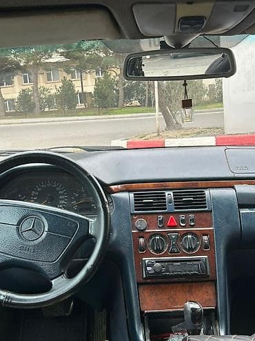 kia satisi: Mercedes-Benz E 200: 2 l | 1998 il Sedan — 5